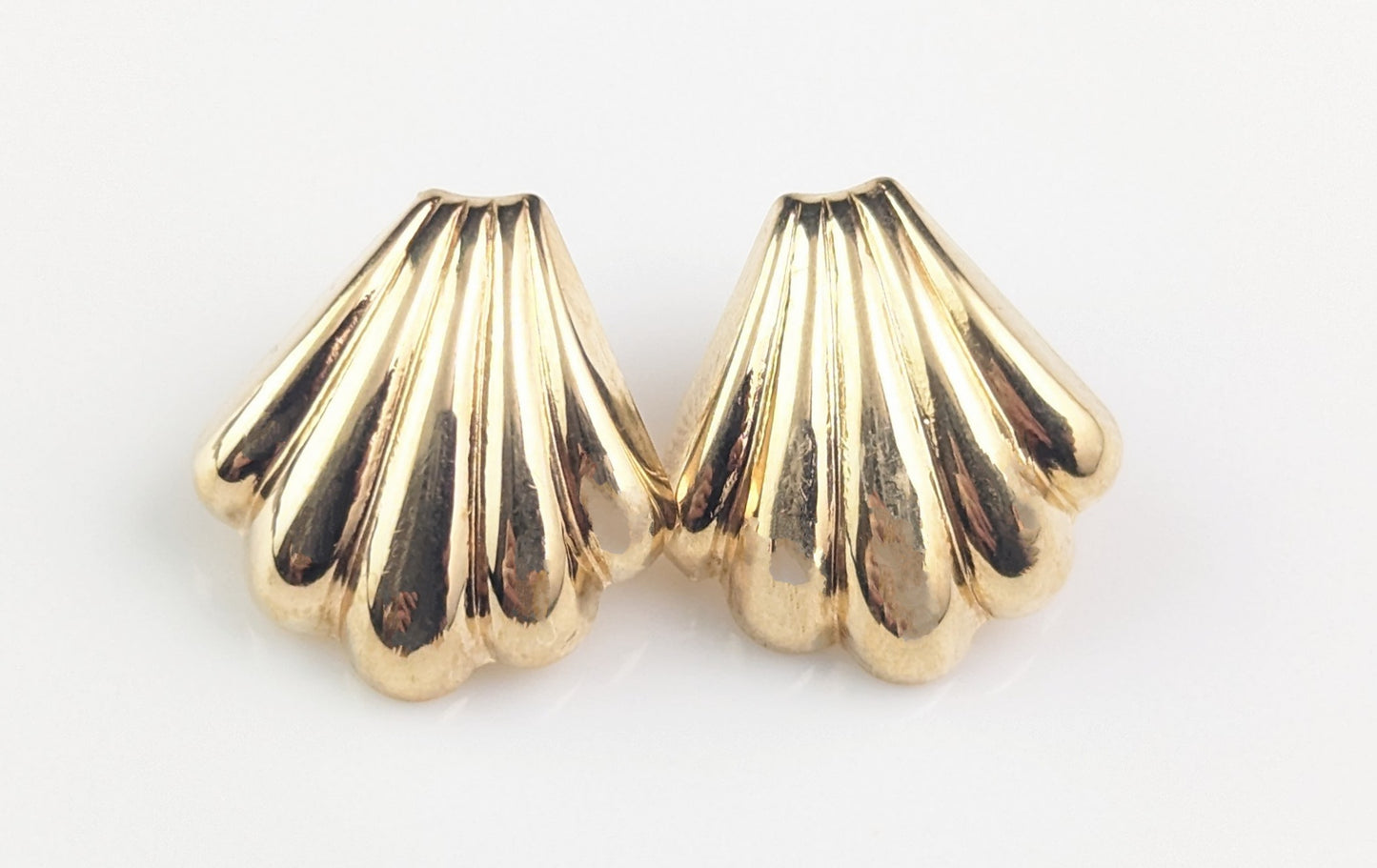 Vintage 9ct yellow gold shell stud earrings