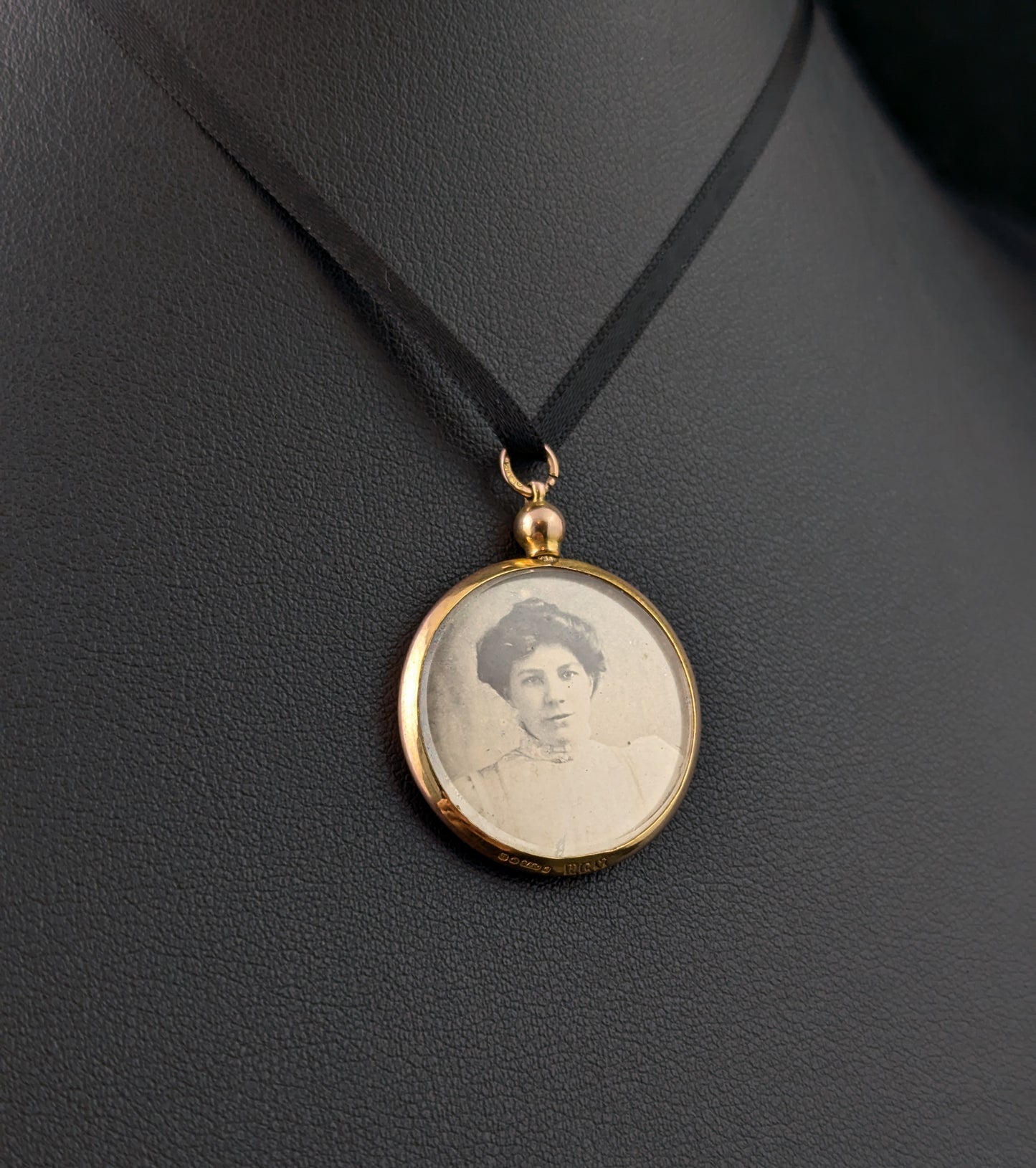 Antique 9ct yellow gold locket pendant, Edwardian