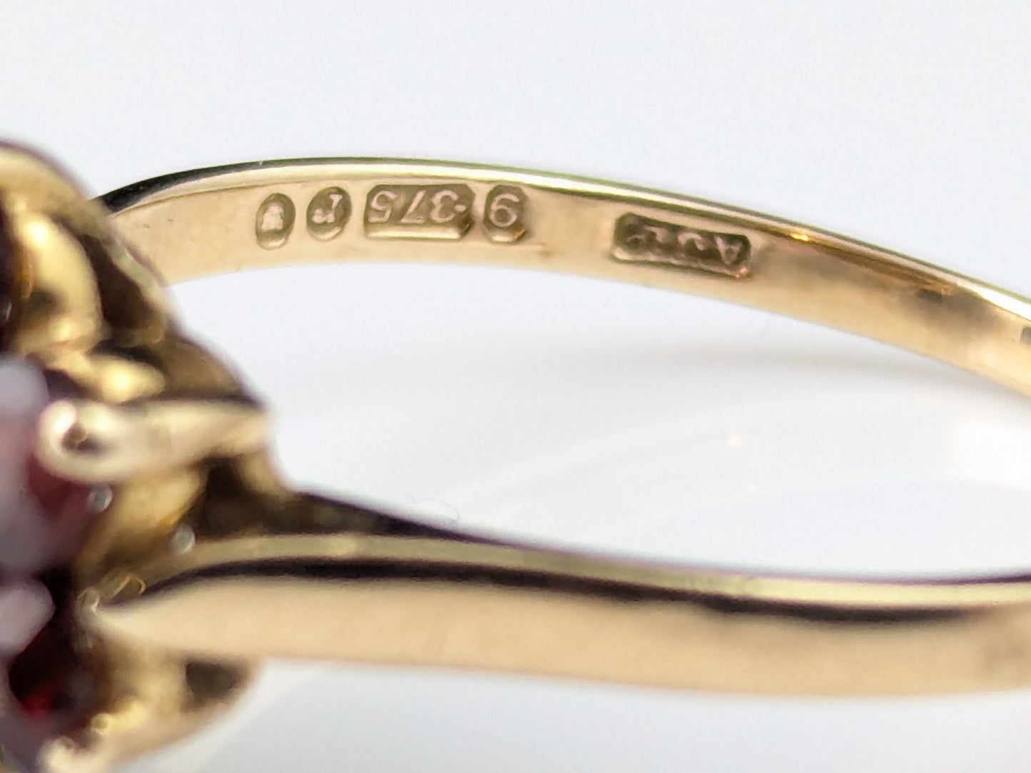 Vintage Garnet flower ring, 9ct yellow gold