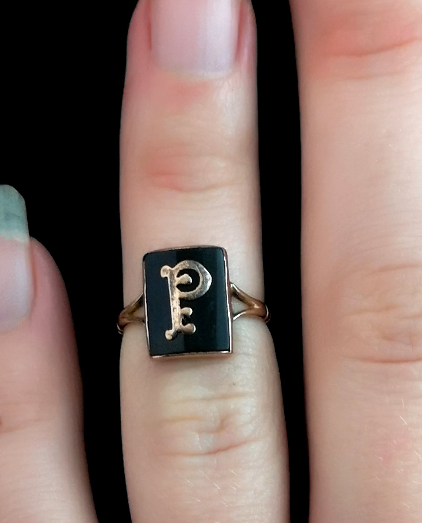 Antique mourning ring, 9ct Rose gold, Onyx, P initial