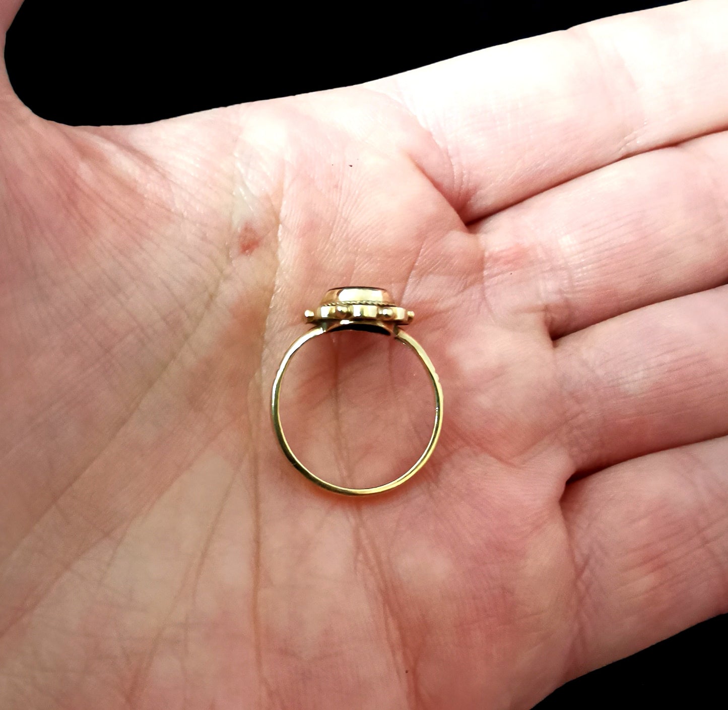 Vintage 9ct gold and Onyx cocktail ring
