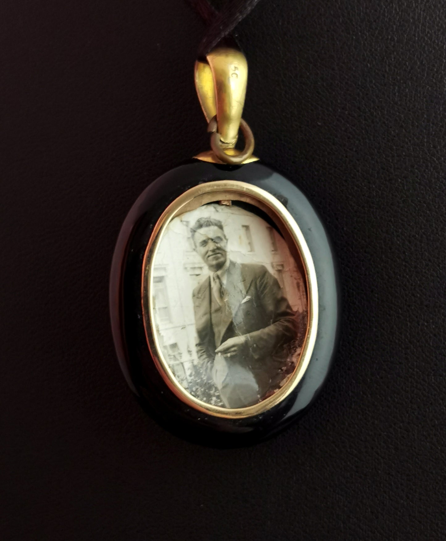 Victorian Onyx mourning locket, 15ct gold, pearl star