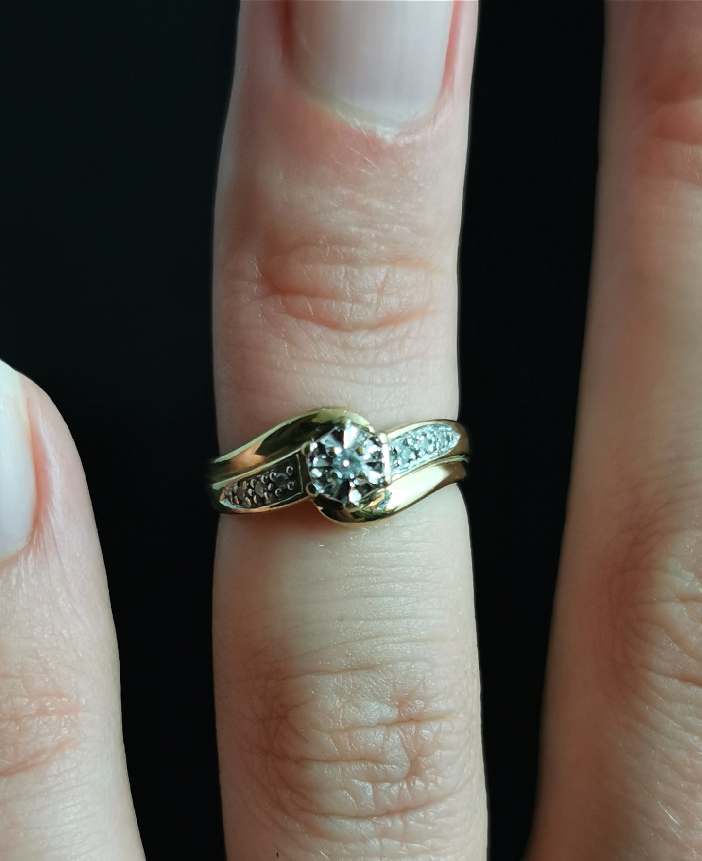 Vintage 9ct gold Diamond Crossover ring