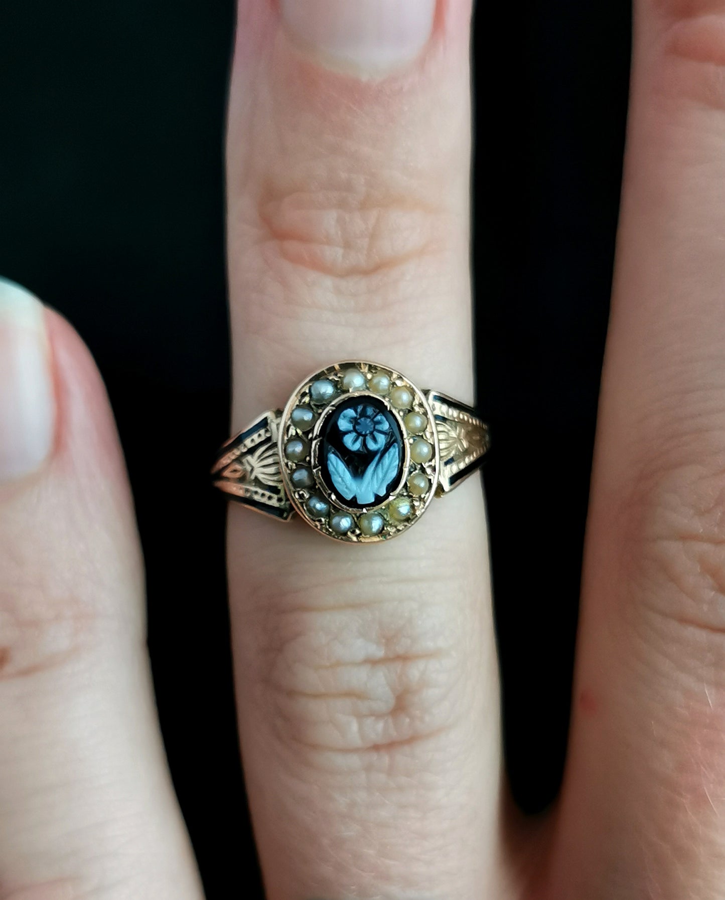 Victorian mourning ring, 15ct gold, Black enamel and seed pearl, Agate forget me not