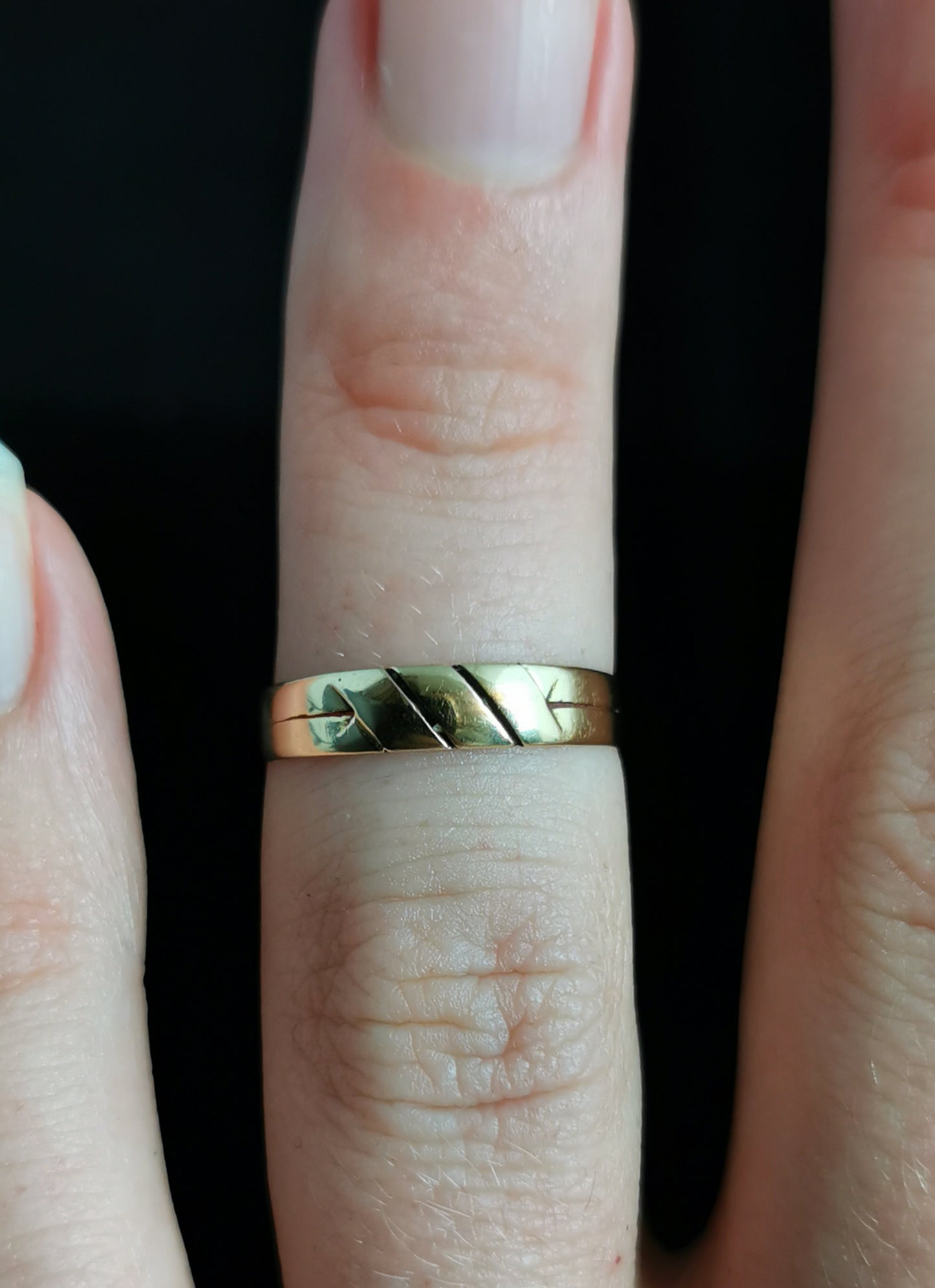 Antique Victorian 18ct gold band ring engraved