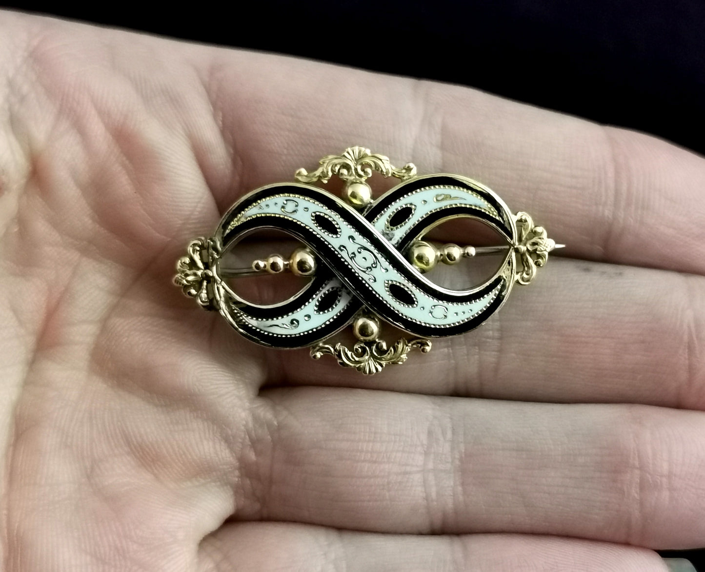 Antique Victorian Mourning brooch, 15ct gold, Black and white enamel