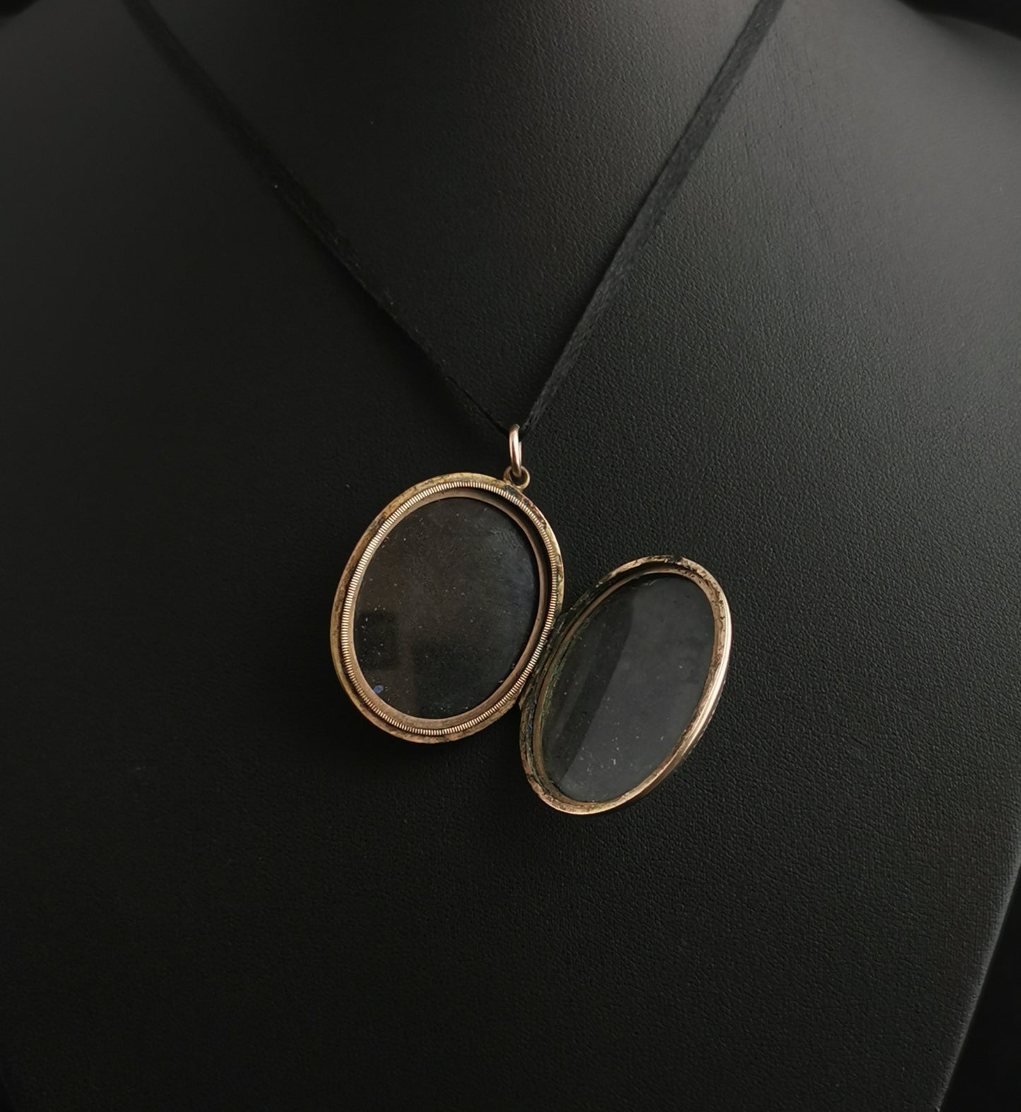 Antique Victorian 9ct gold Regard locket