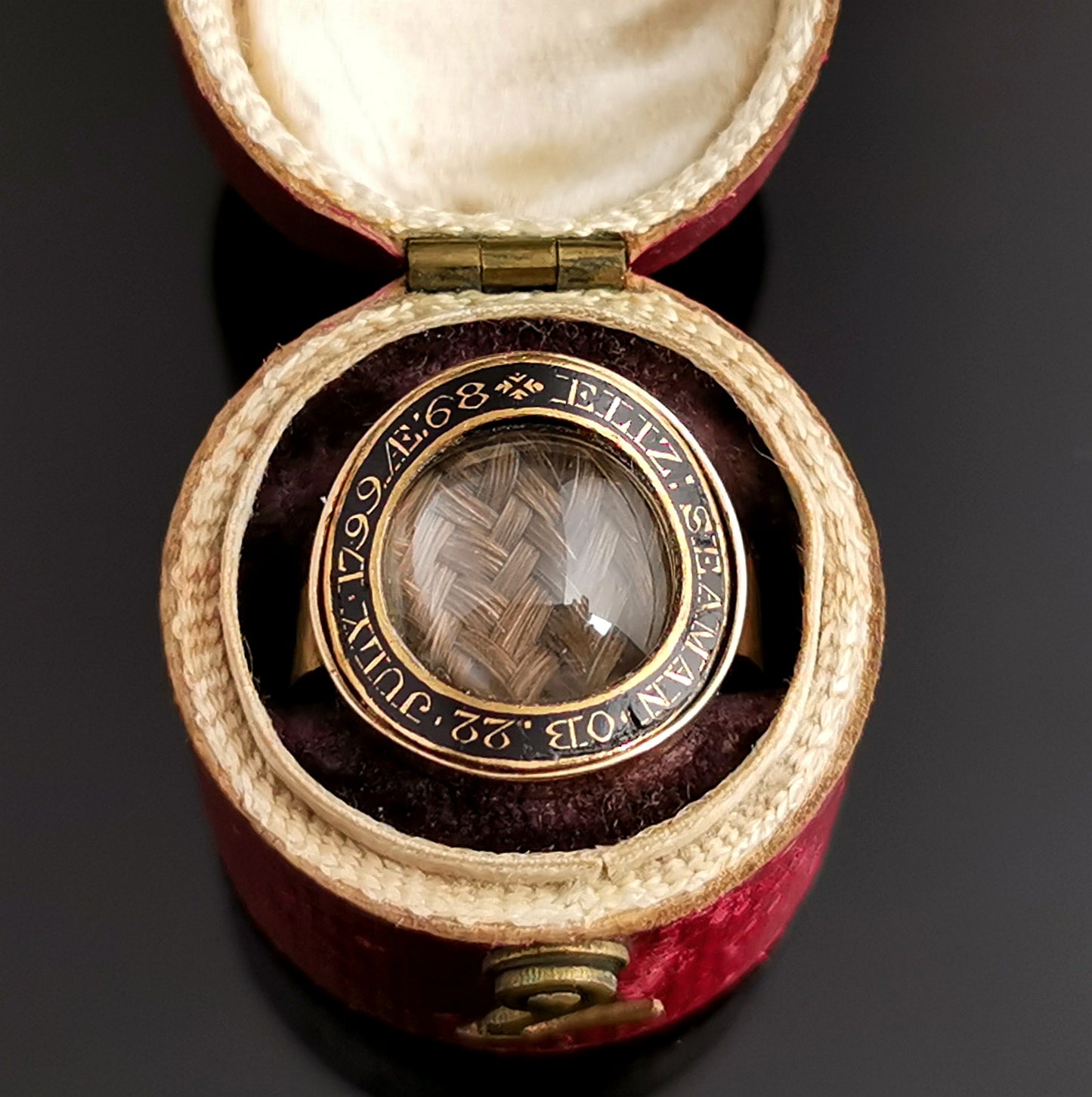 Antique Georgian mourning ring, 12ct gold, Black enamel and Hairwork