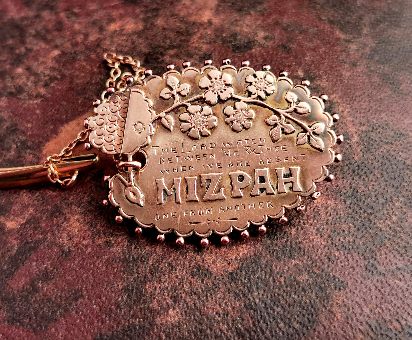 Victorian 9ct gold Mizpah brooch, Artists palette