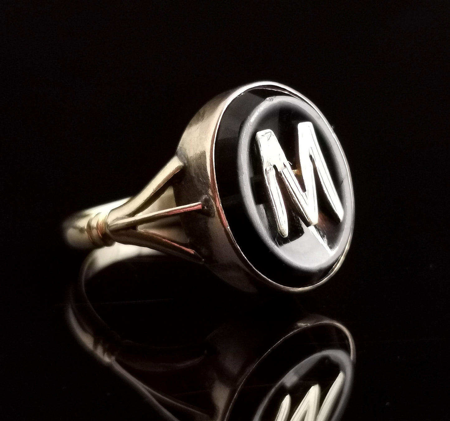 Victorian mourning ring, initial M, 9ct gold, Banded agate