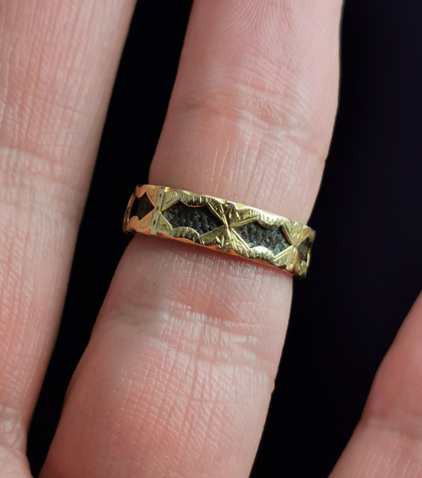 Antique Victorian buckle mourning ring, 15ct gold, hairwork