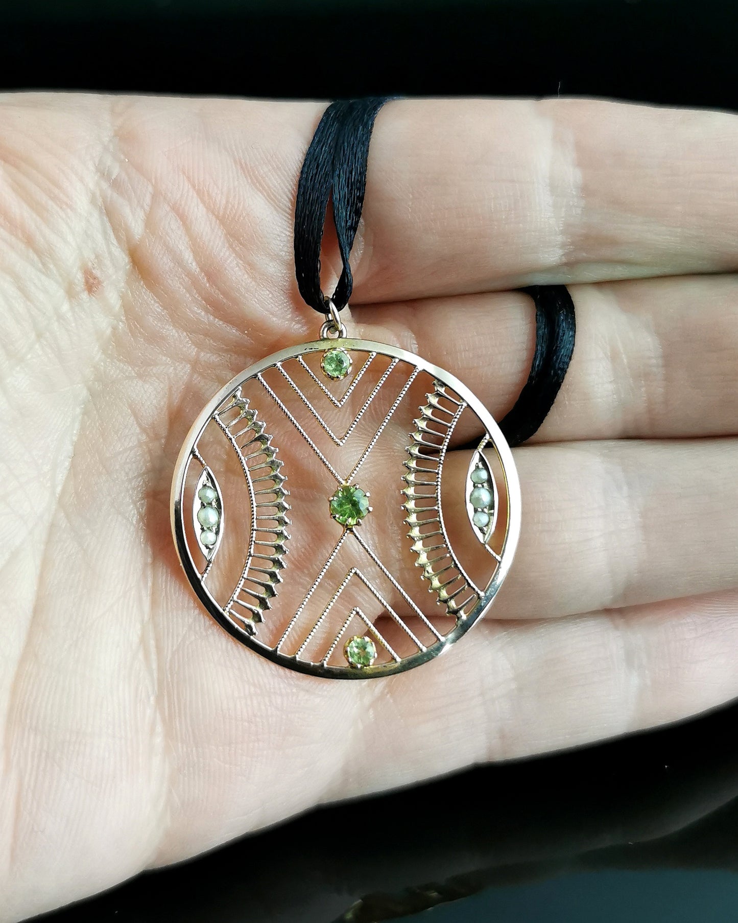 Antique Art Nouveau Peridot and seed pearl pendant, 9ct gold