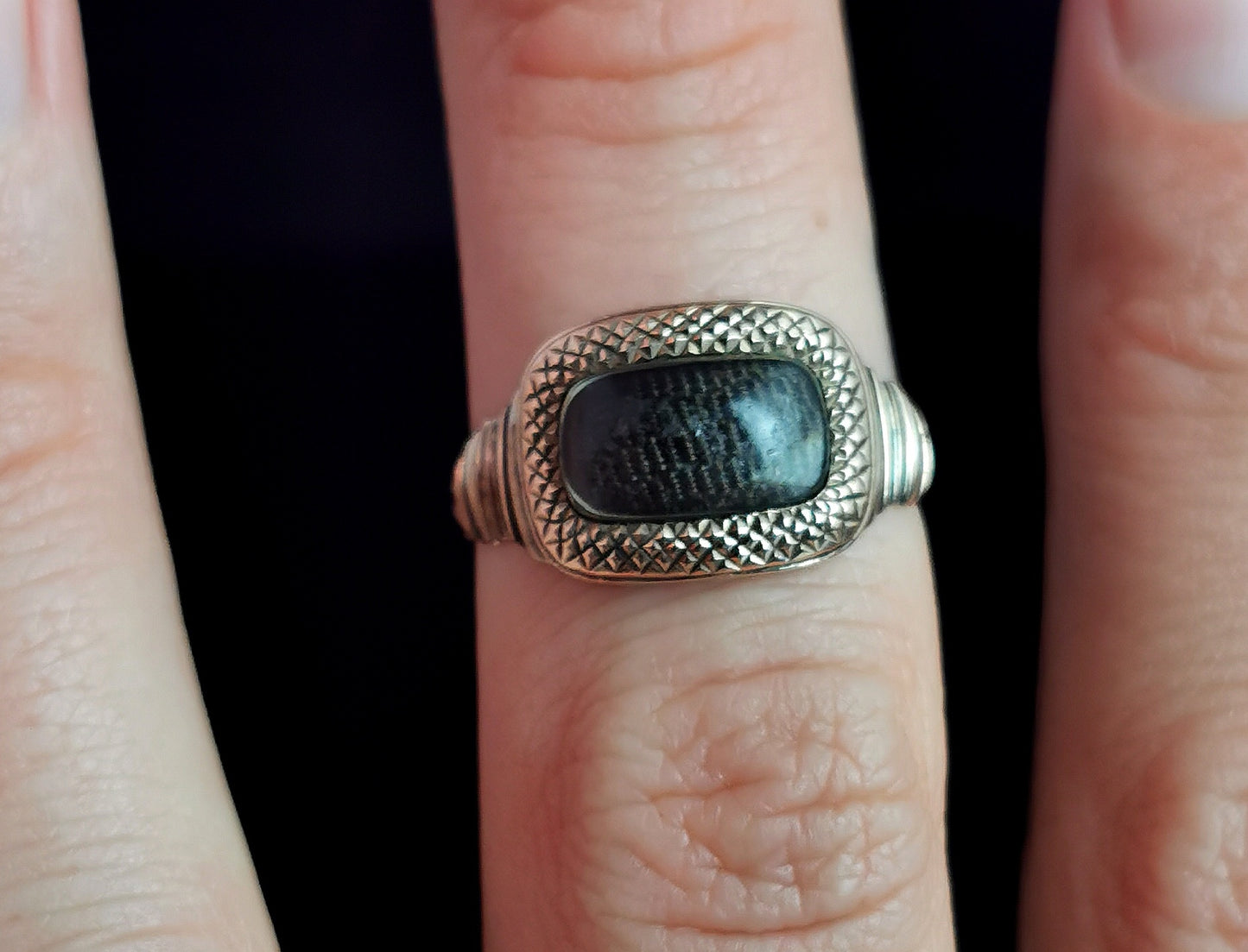 Antique Georgian mourning ring, 9ct Rose gold, hairwork