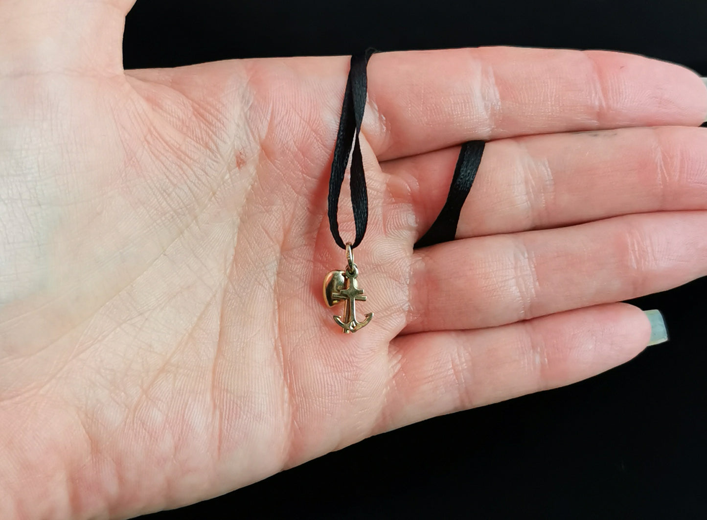 Vintage 9ct yellow gold Faith, Hope and Charity charm, pendant