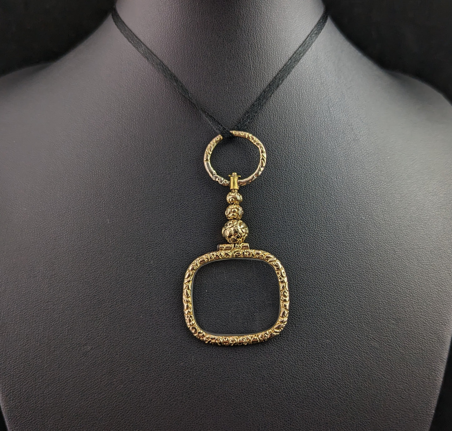 Antique Georgian gold quizzing glass, pendant, 9ct gold cased