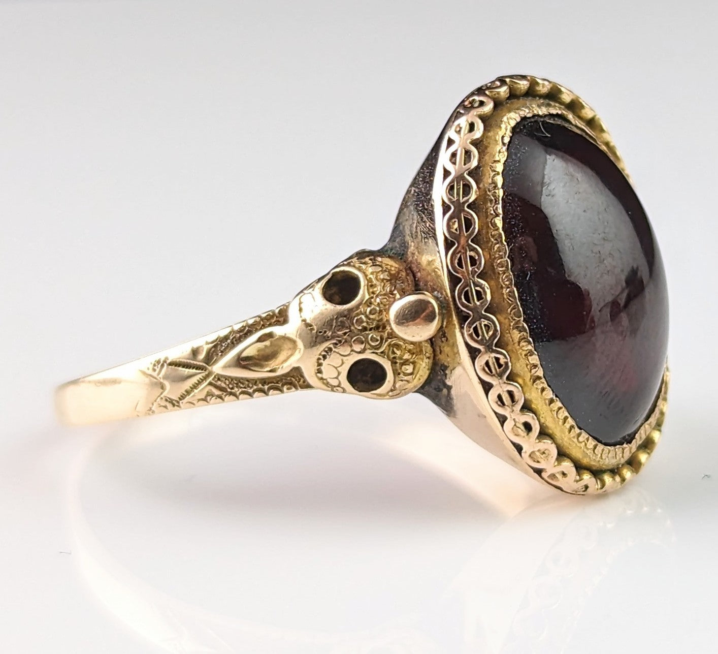 Antique Garnet cabochon ring, 18ct gold, Bird mask, Edwardian