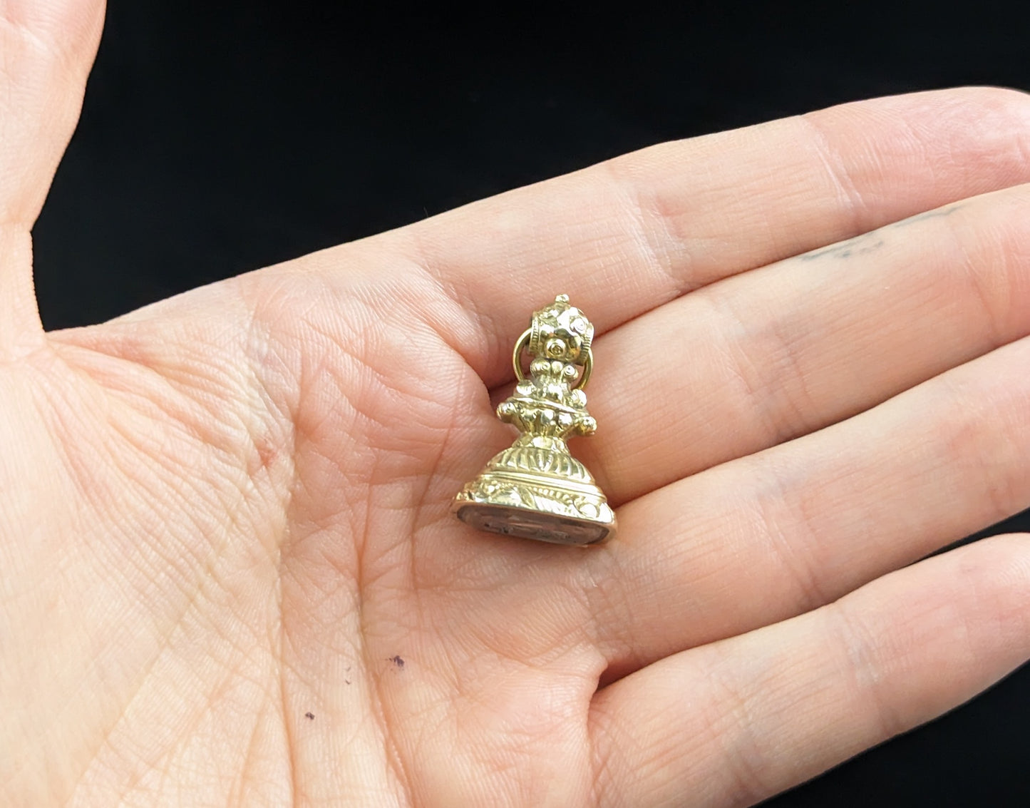Antique Victorian 9ct gold cased seal fob pendant, Quartz, MP initials