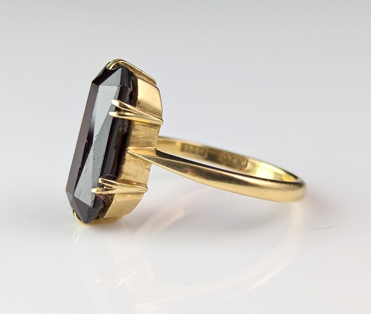 Vintage Art Deco Baguette cut Garnet cocktail ring, 15ct gold