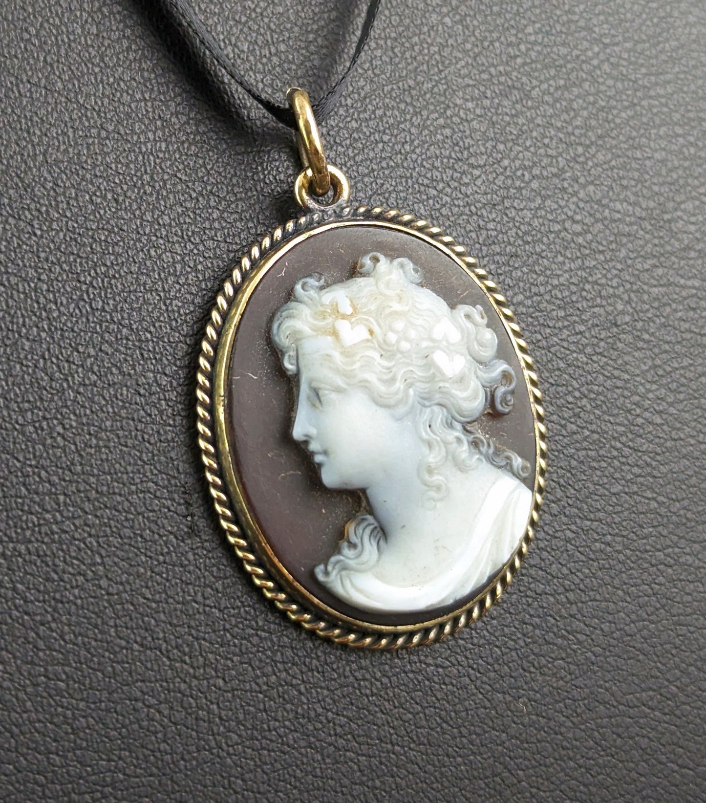 Antique Agate Cameo pendant, 9ct gold, Victorian