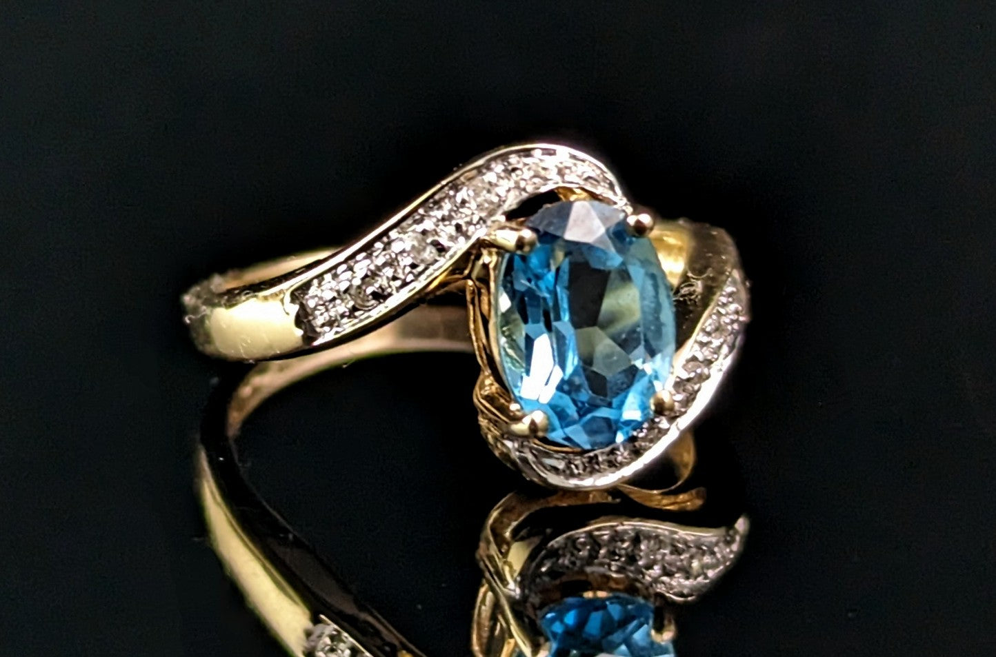 Vintage Blue Topaz and Diamond crossover ring, 9ct gold