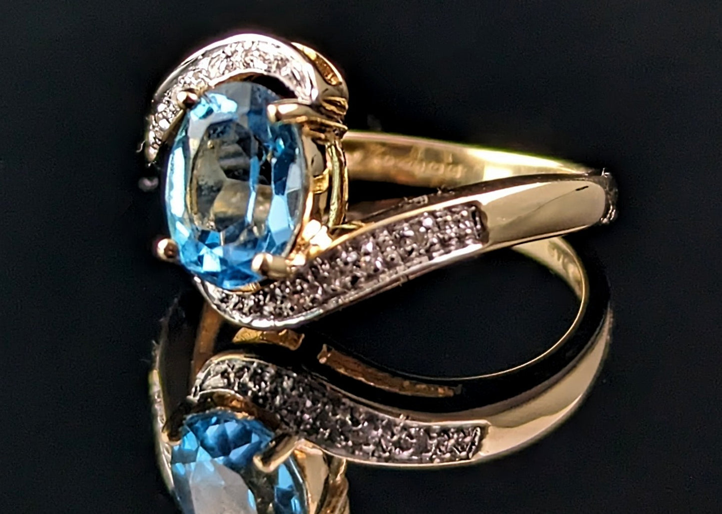 Vintage Blue Topaz and Diamond crossover ring, 9ct gold