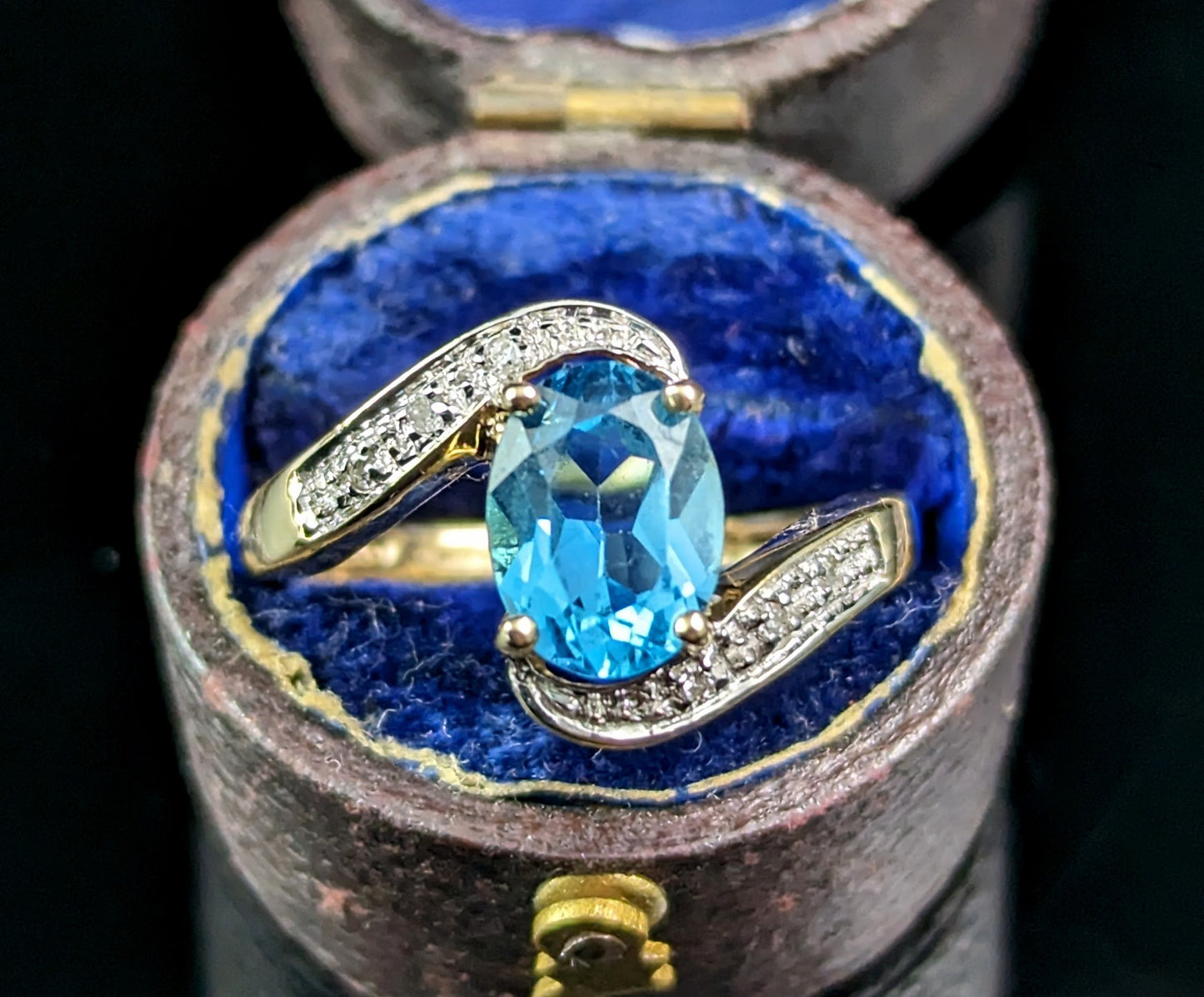 Vintage Blue Topaz and Diamond crossover ring, 9ct gold