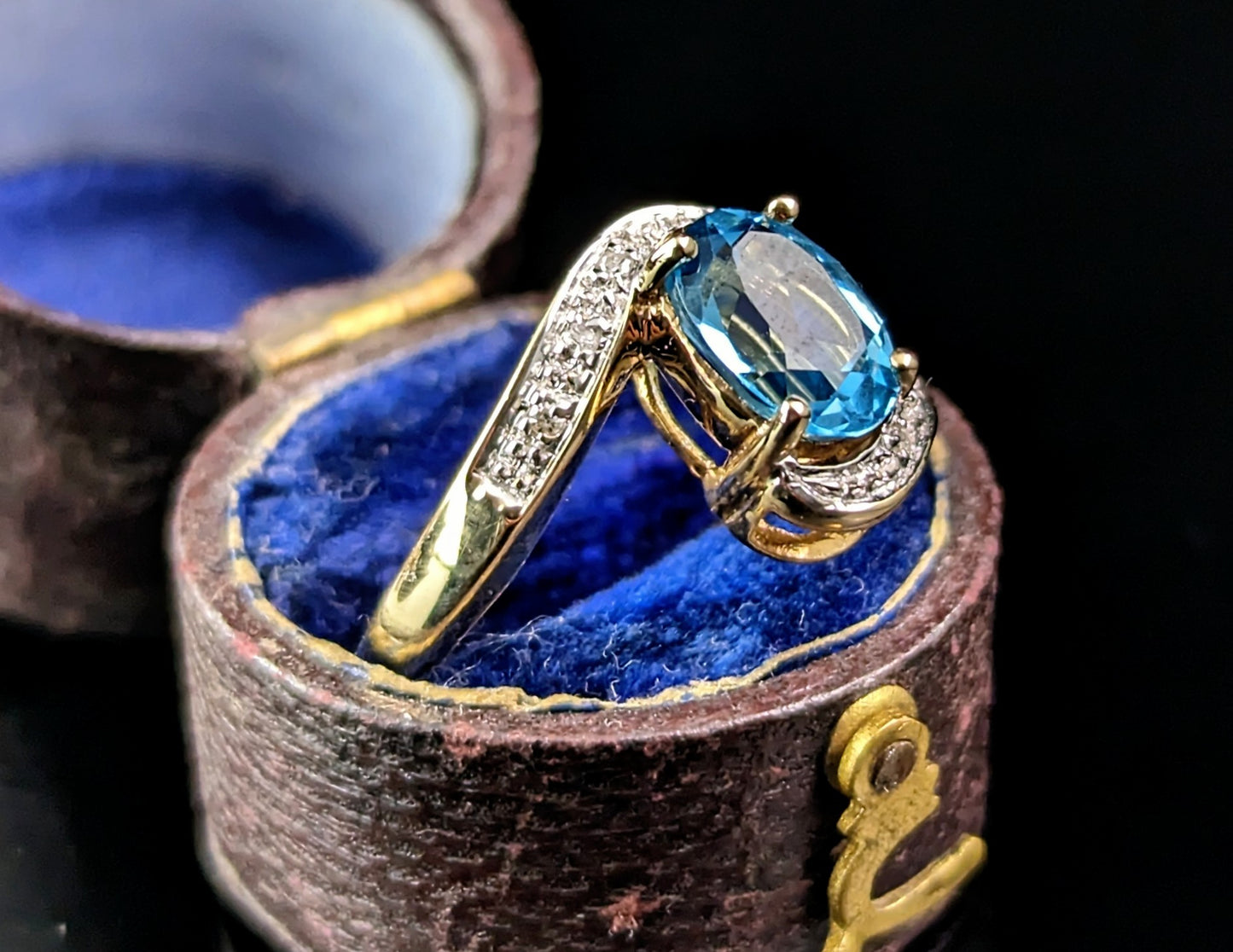 Vintage Blue Topaz and Diamond crossover ring, 9ct gold