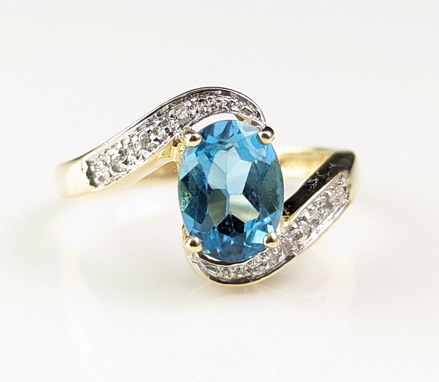 Vintage Blue Topaz and Diamond crossover ring, 9ct gold