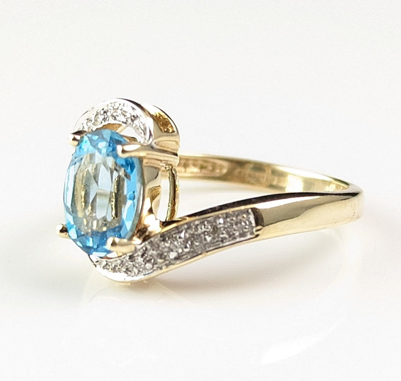 Vintage Blue Topaz and Diamond crossover ring, 9ct gold