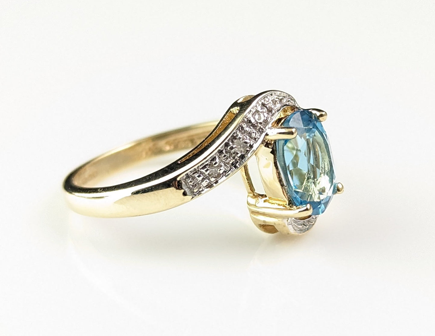 Vintage Blue Topaz and Diamond crossover ring, 9ct gold