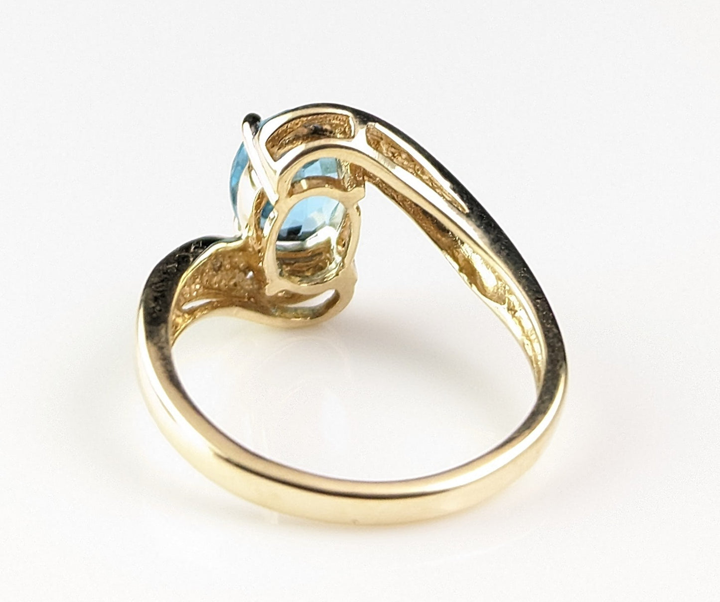 Vintage Blue Topaz and Diamond crossover ring, 9ct gold