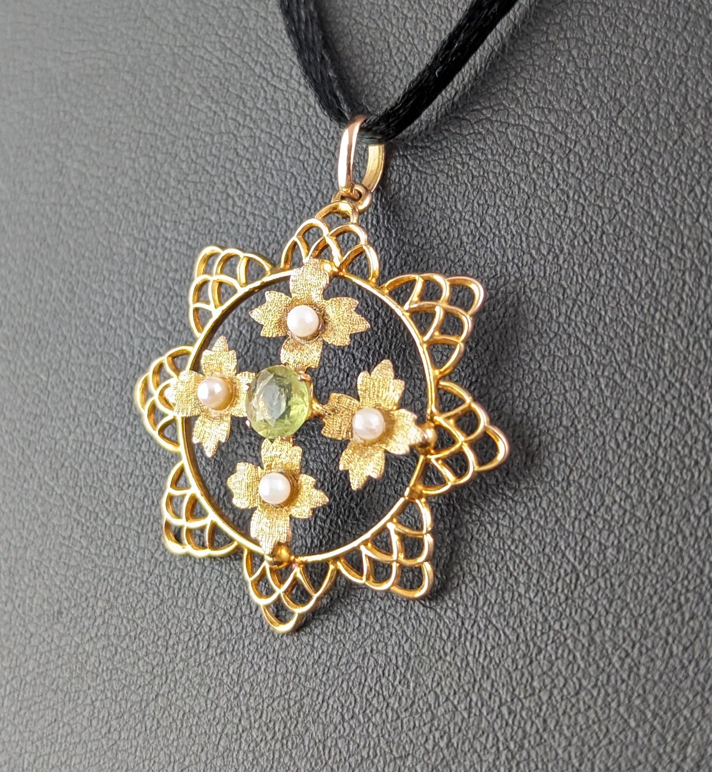 Antique Peridot and Pearl flower pendant, 9ct gold, Edwardian