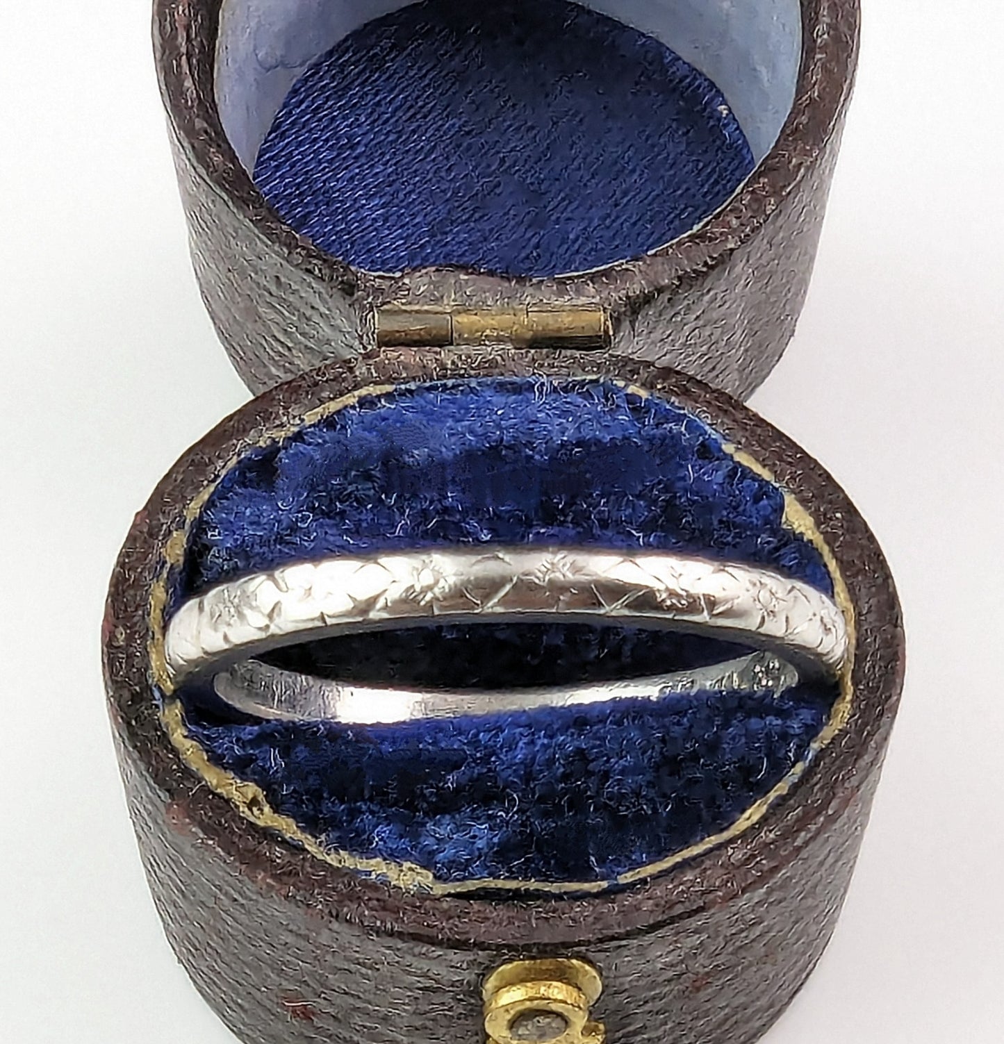 Vintage Art Deco platinum band, engraved ring