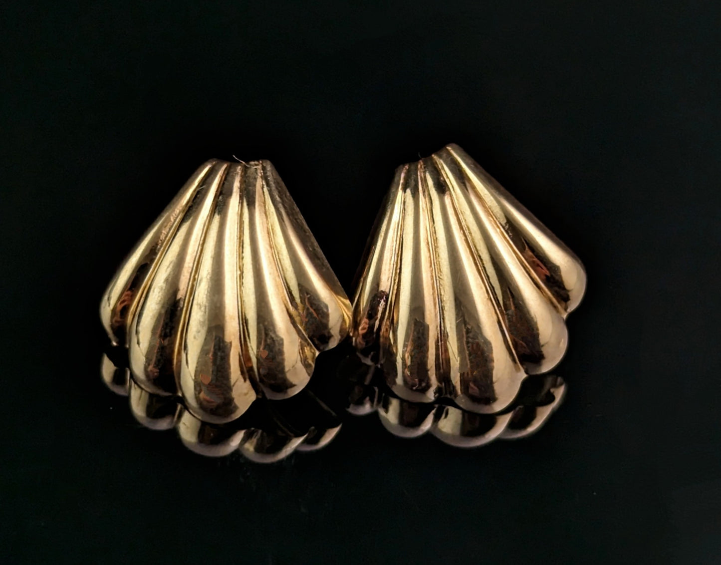 Vintage 9ct yellow gold shell stud earrings