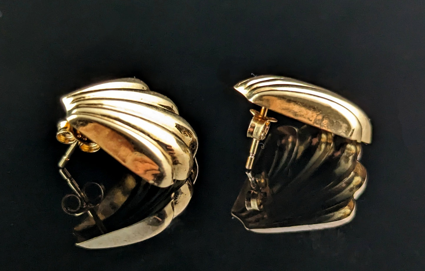 Vintage 9ct yellow gold shell stud earrings