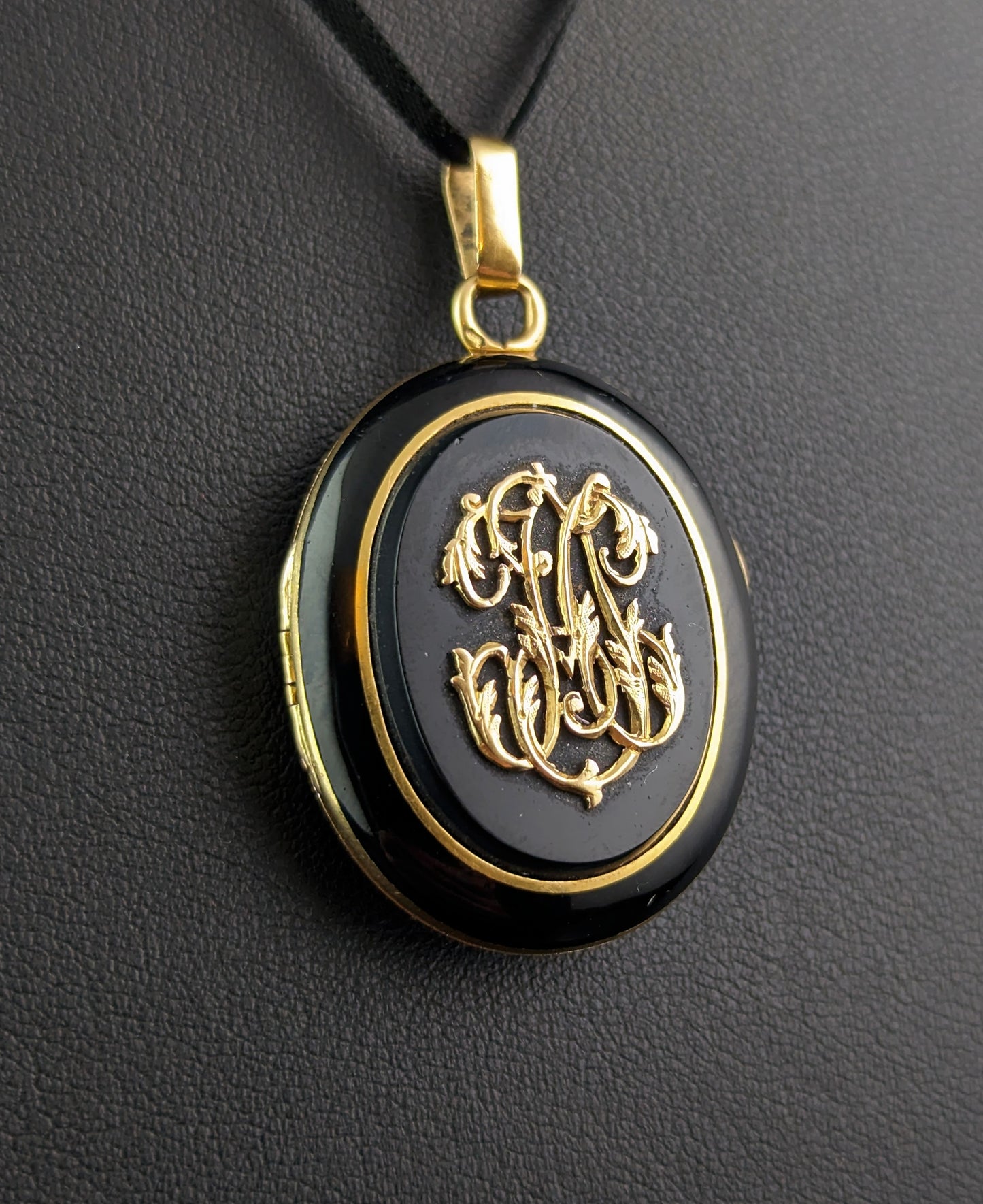 Antique French Mourning locket, Black onyx and 18ct gold, Remember