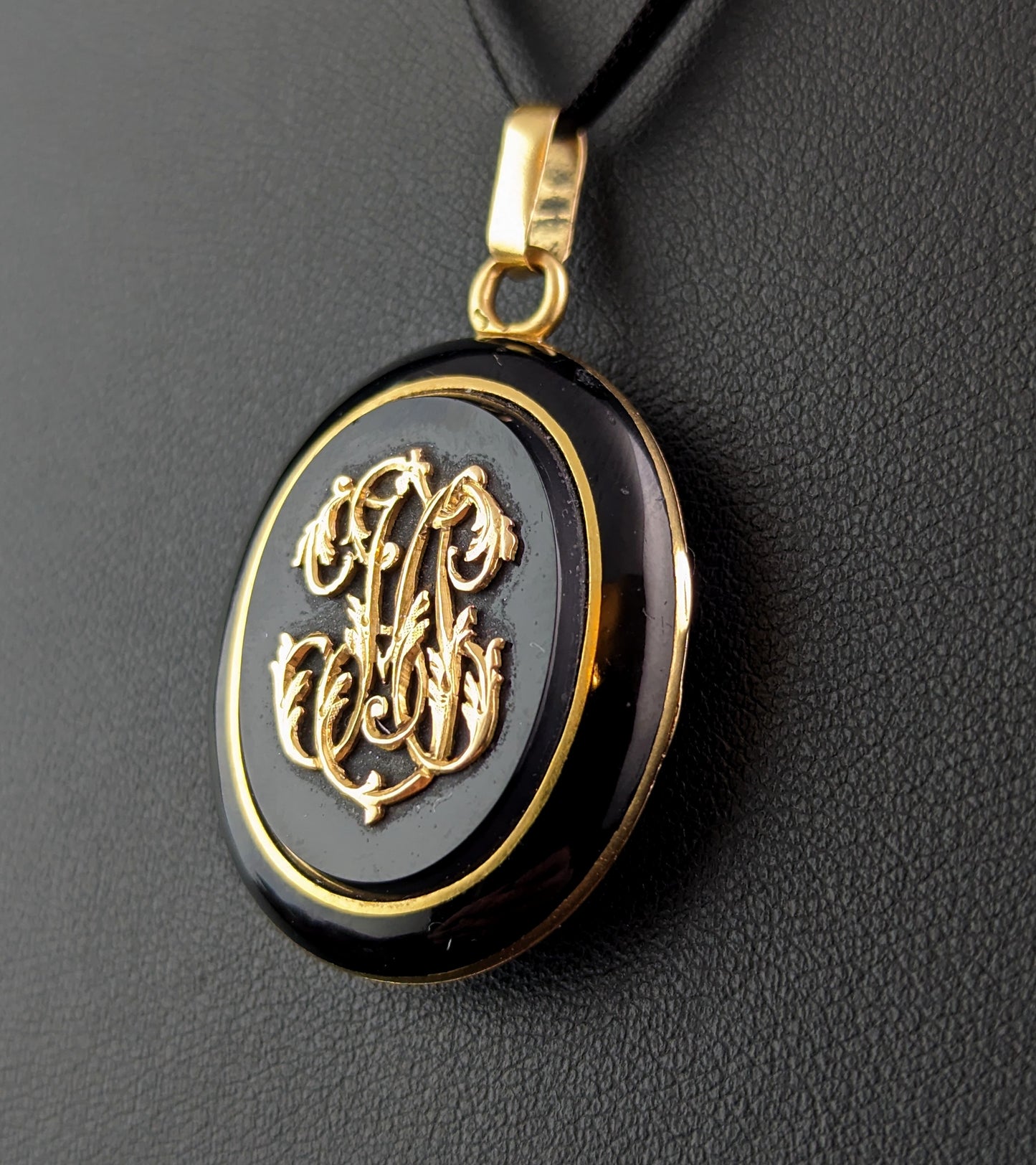 Antique French Mourning locket, Black onyx and 18ct gold, Remember