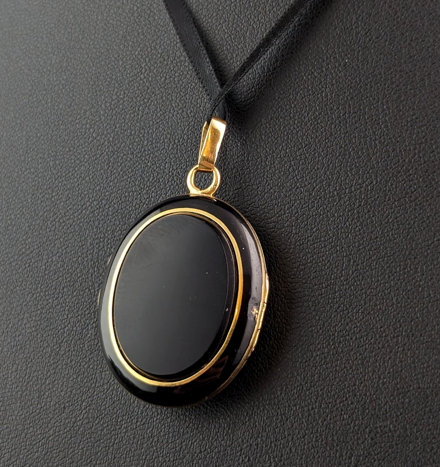 Antique French Mourning locket, Black onyx and 18ct gold, Remember