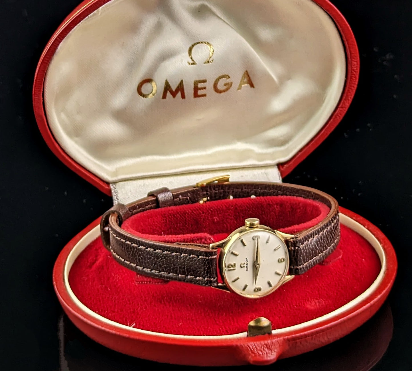 Vintage 9ct gold Ladies Omega wristwatch, boxed