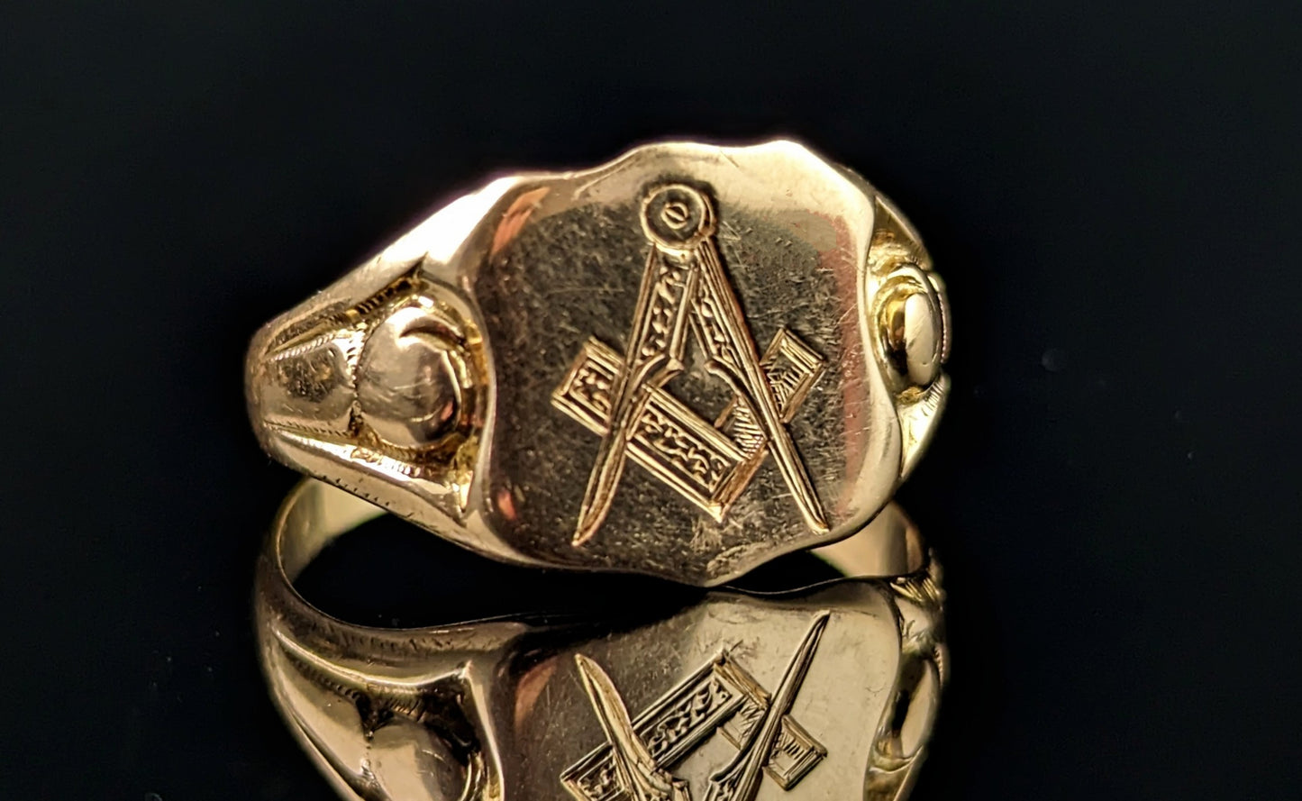 Antique 18ct gold signet ring, Masonic, shield shaped