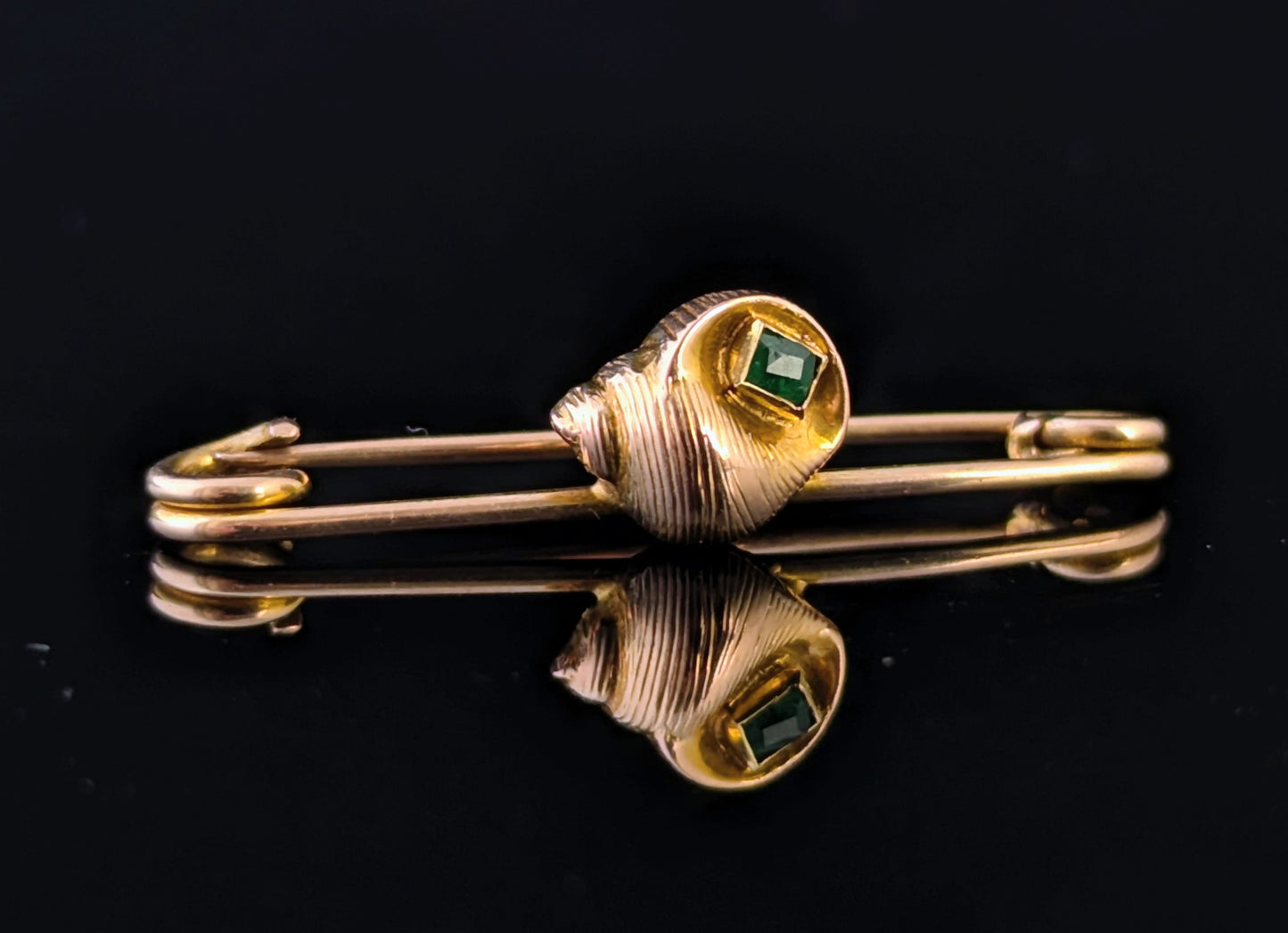 Antique Emerald seashell brooch, 9ct yellow gold