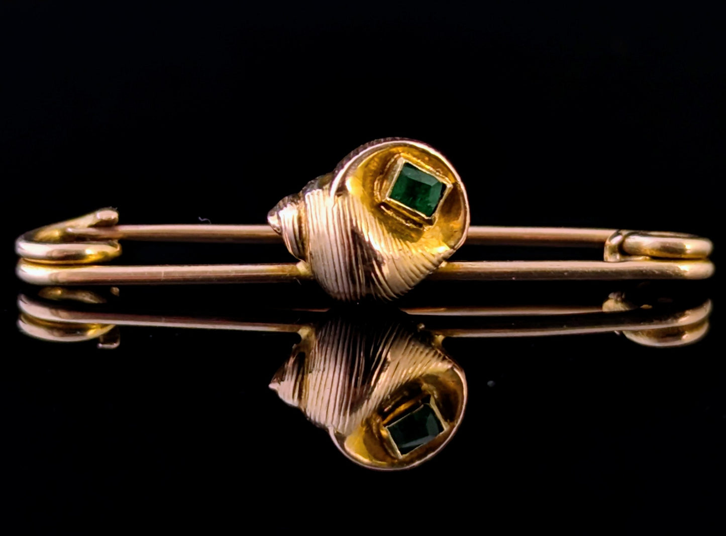 Antique Emerald seashell brooch, 9ct yellow gold