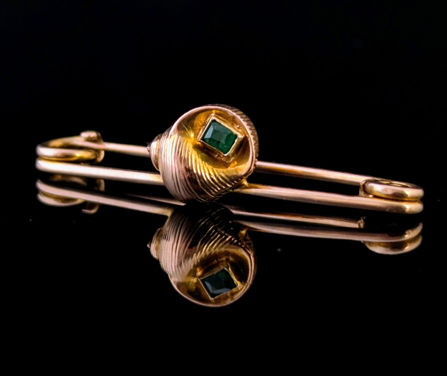 Antique Emerald seashell brooch, 9ct yellow gold