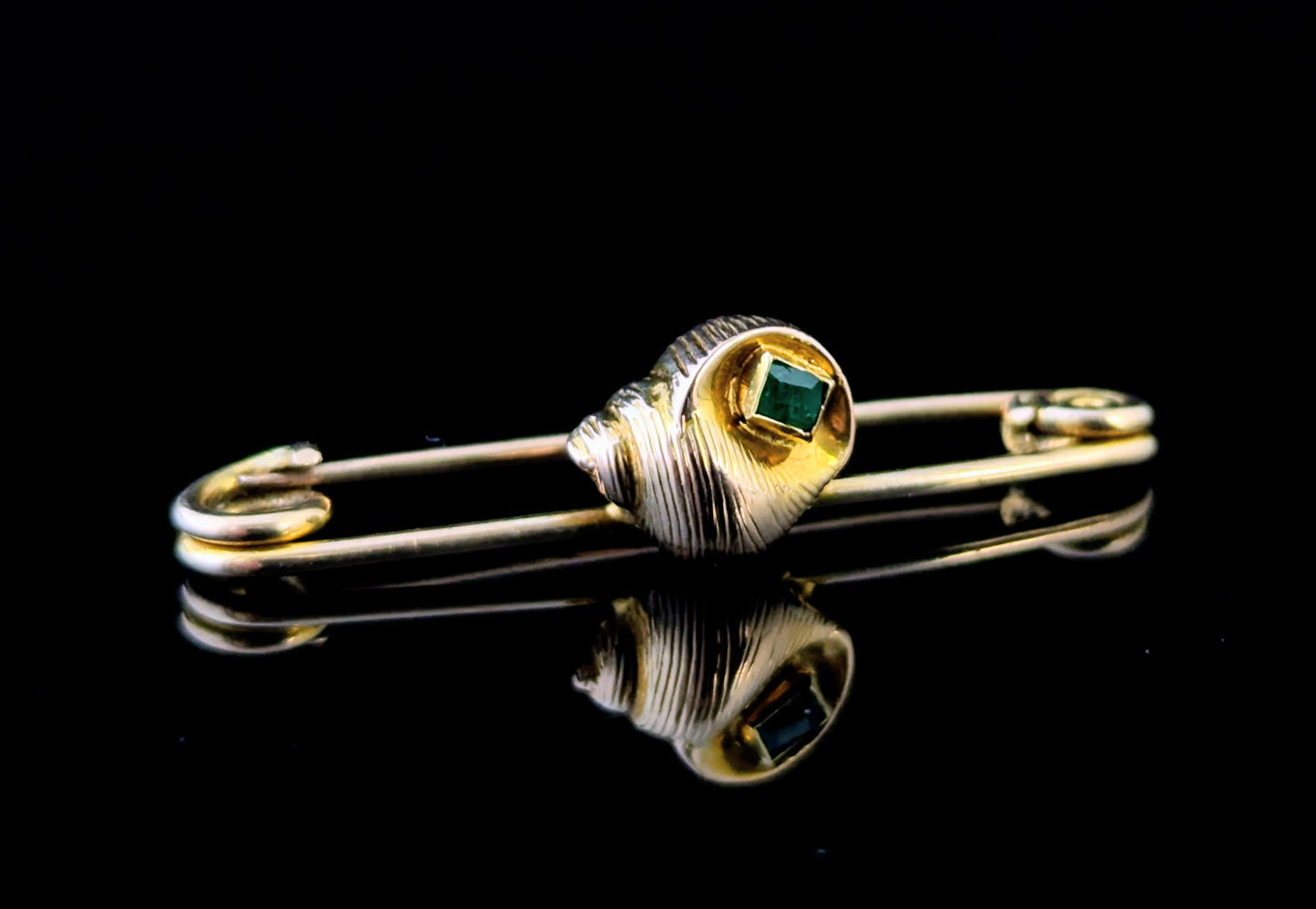 Antique Emerald seashell brooch, 9ct yellow gold