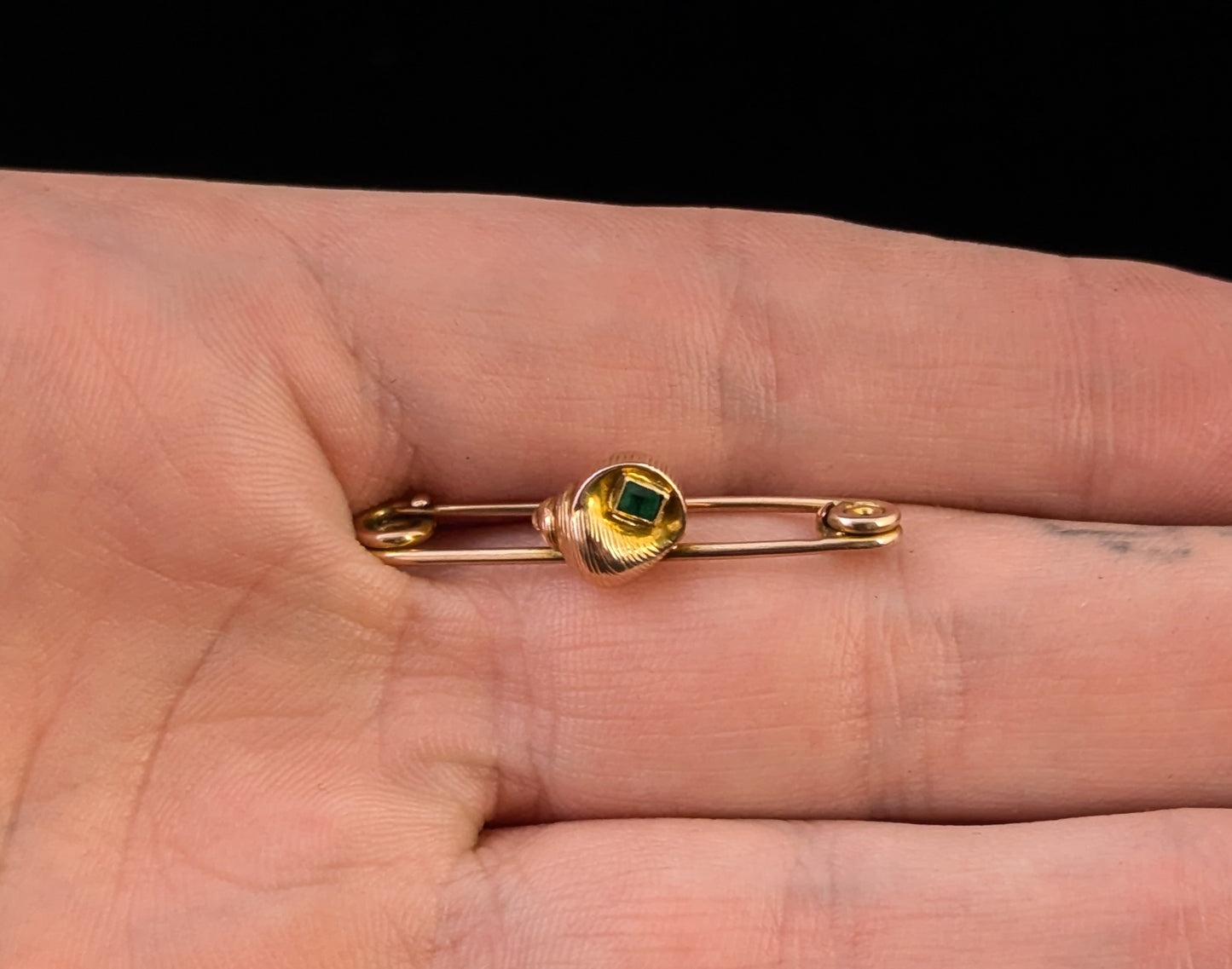 Antique Emerald seashell brooch, 9ct yellow gold