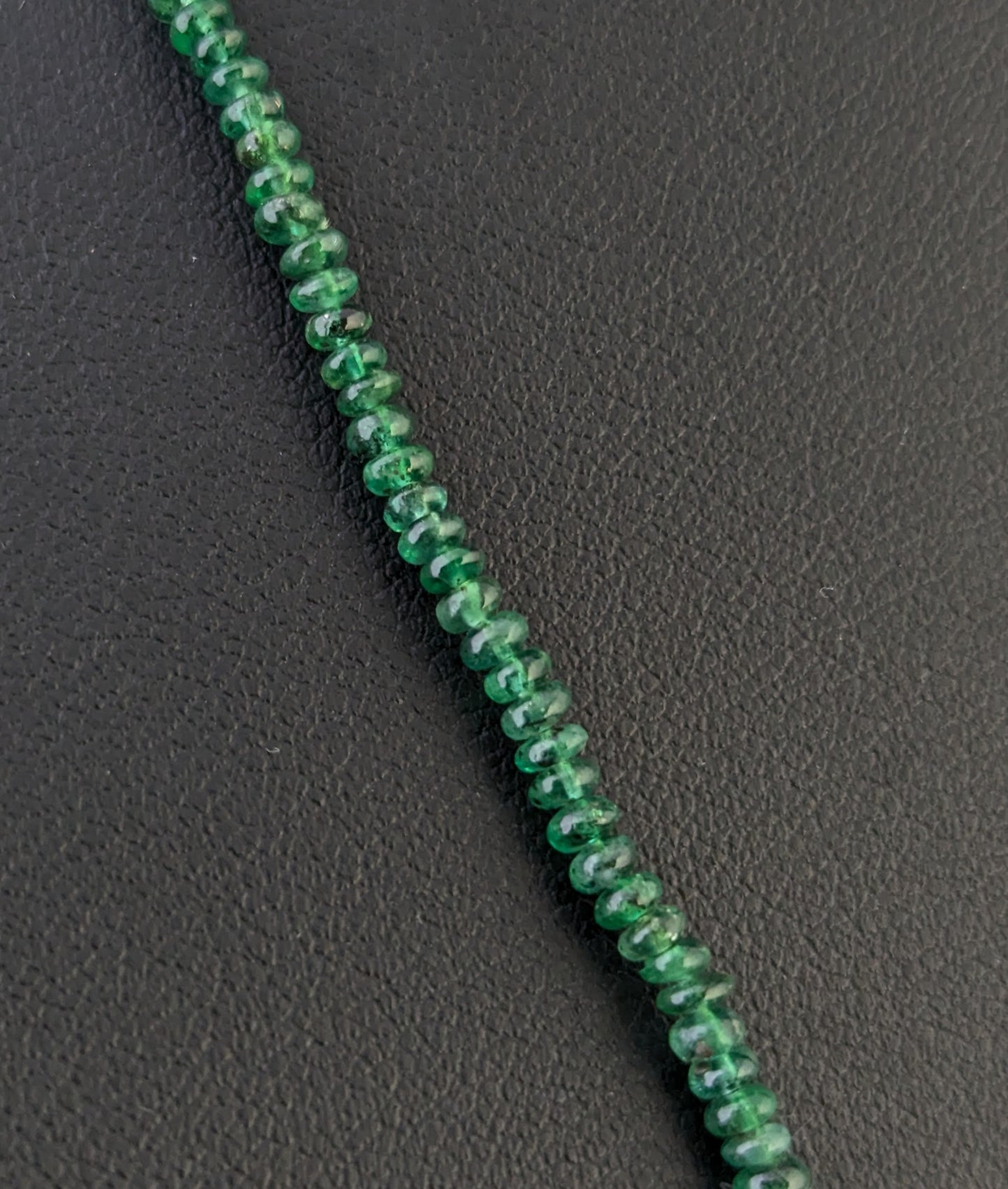Vintage emerald bead necklace, 18ct yellow gold