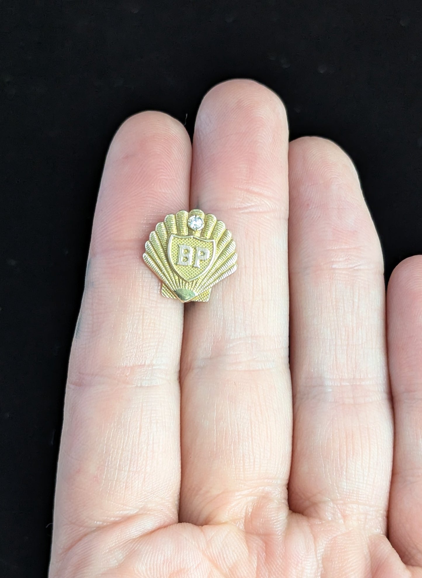 Vintage BP Shell 9ct gold and Diamond stud brooch, lapel pin