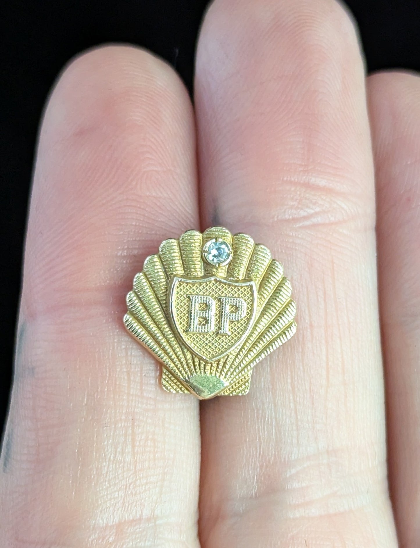 Vintage BP Shell 9ct gold and Diamond stud brooch, lapel pin
