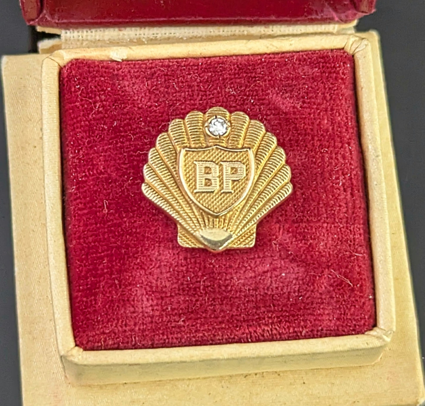 Vintage BP Shell 9ct gold and Diamond stud brooch, lapel pin