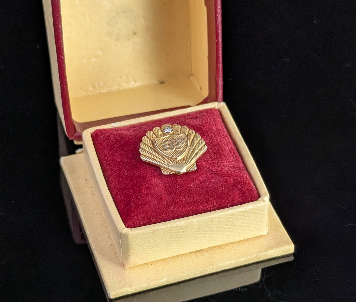 Vintage BP Shell 9ct gold and Diamond stud brooch, lapel pin